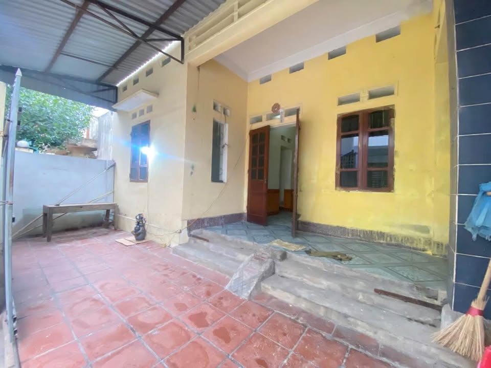 Bán lô đất 2 mặt tiền, cách chợ ga Đồng Quang chỉ 100m, tặng thêm căn nhà 2 tầng