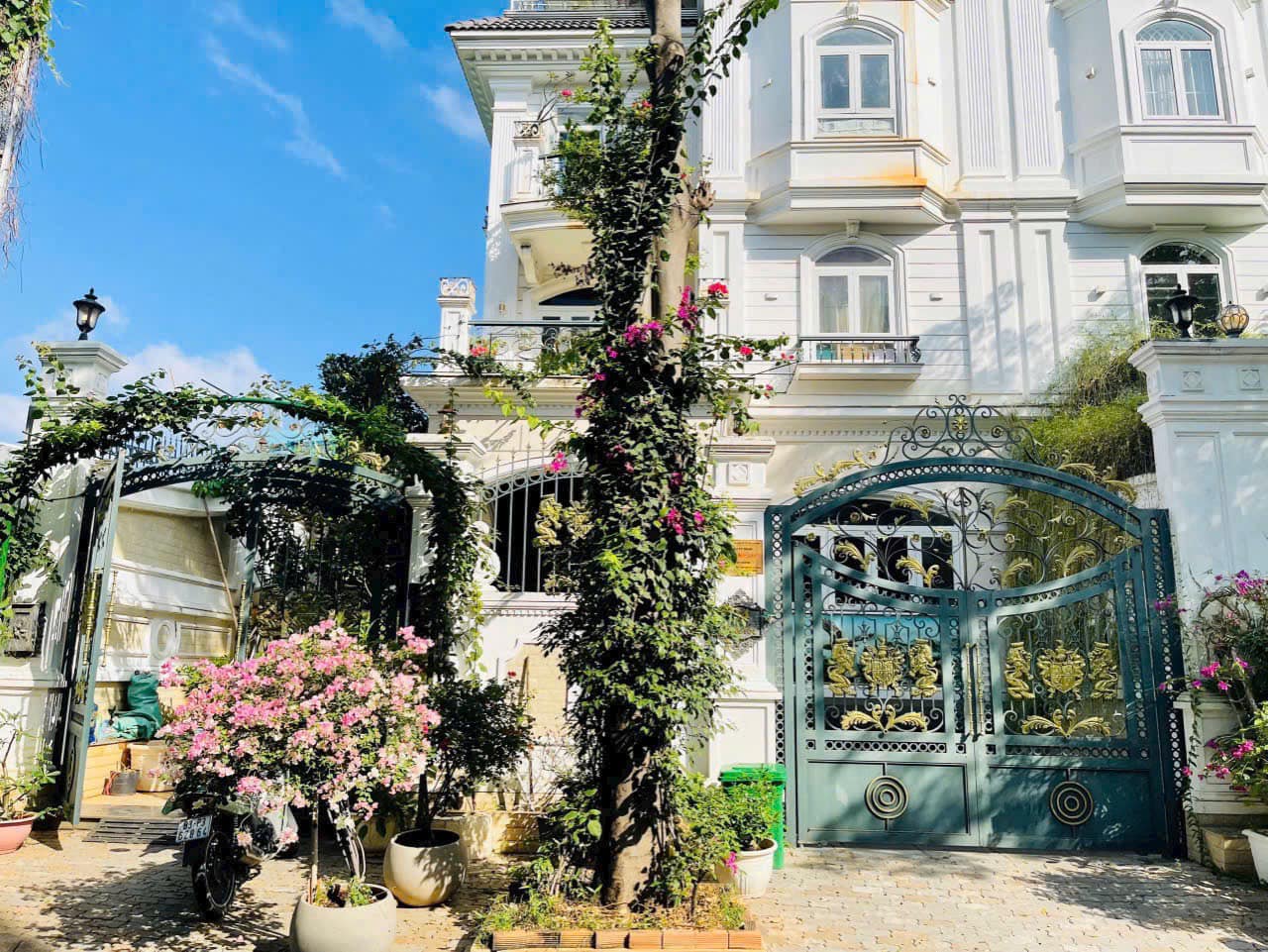 Cho thuê nhà biệt thự khu City Land, Quận 7, diện tích 12x22m, hầm trệt 3 lầu, có thang máy