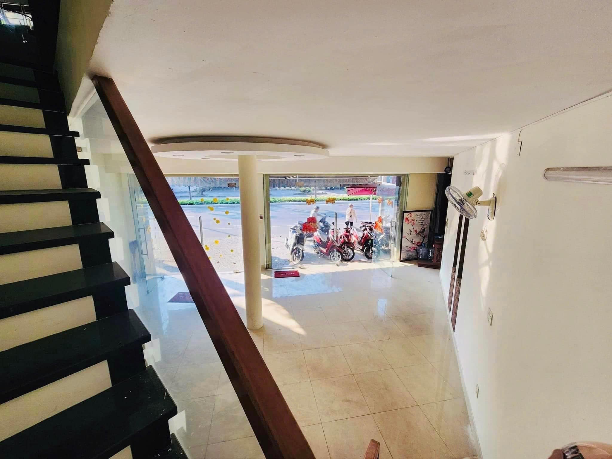 Cho thuê nhà 3 tầng mặt tiền đường 2/9, Hòa Cường, Hải Châu, giá 17 triệu/tháng