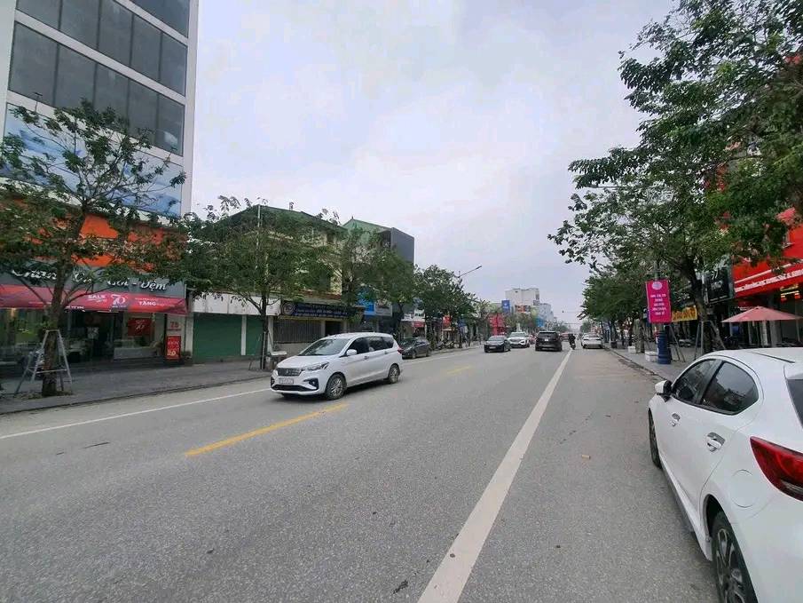 Bán nhà 3 tầng phố đi bộ Nguyễn Văn Cừ, thành phố Vinh, giá hơn 30 tỷ