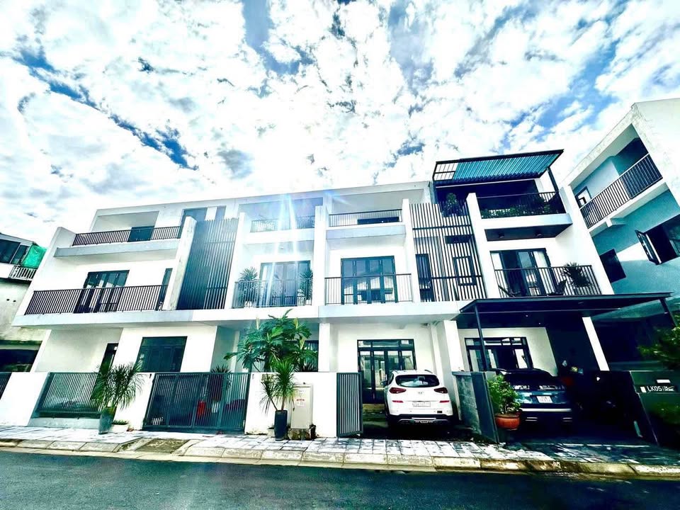 Bán nhà 3 tầng tại Trường An, thành phố Huế, đường rộng 9.5m có vỉa hè, 102m2, giá 4,3x tỷ