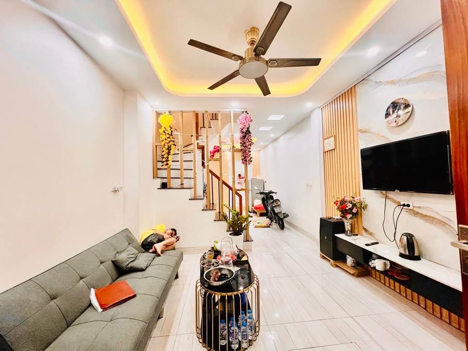 Bán nhà 3 tầng mới đẹp thiết kế hiện đại, thị trấn Quang Minh - Mê Linh, đường ô tô đỗ cửa, nội thất sang xịn mịn