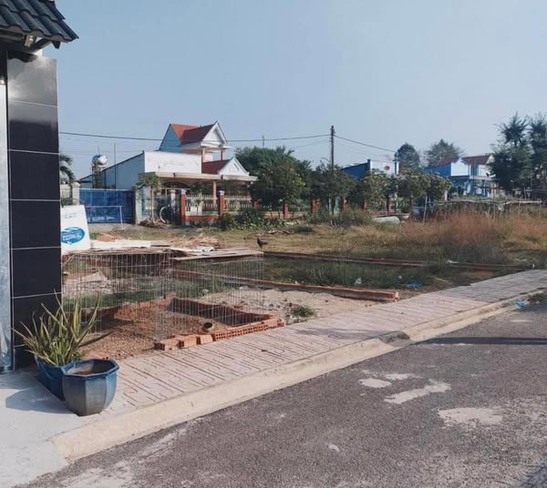 Bán gấp lô đất ngay sát chợ Phú Hữu với giá cực kỳ mềm