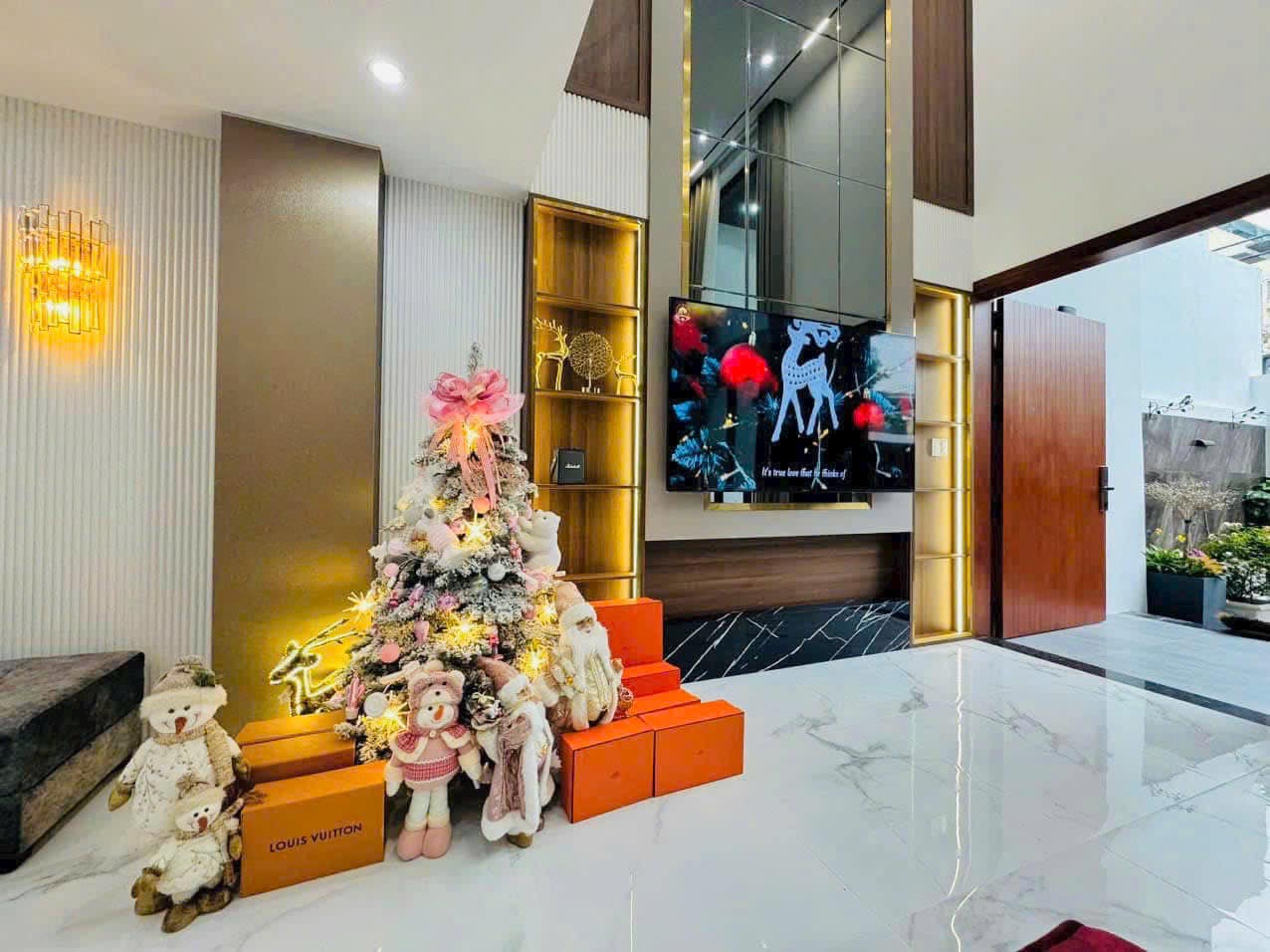 Bán gấp nhà phố trung tâm Hải Châu, sát đường Thăng Long, 100m2, 5 tầng, giá siêu tốt