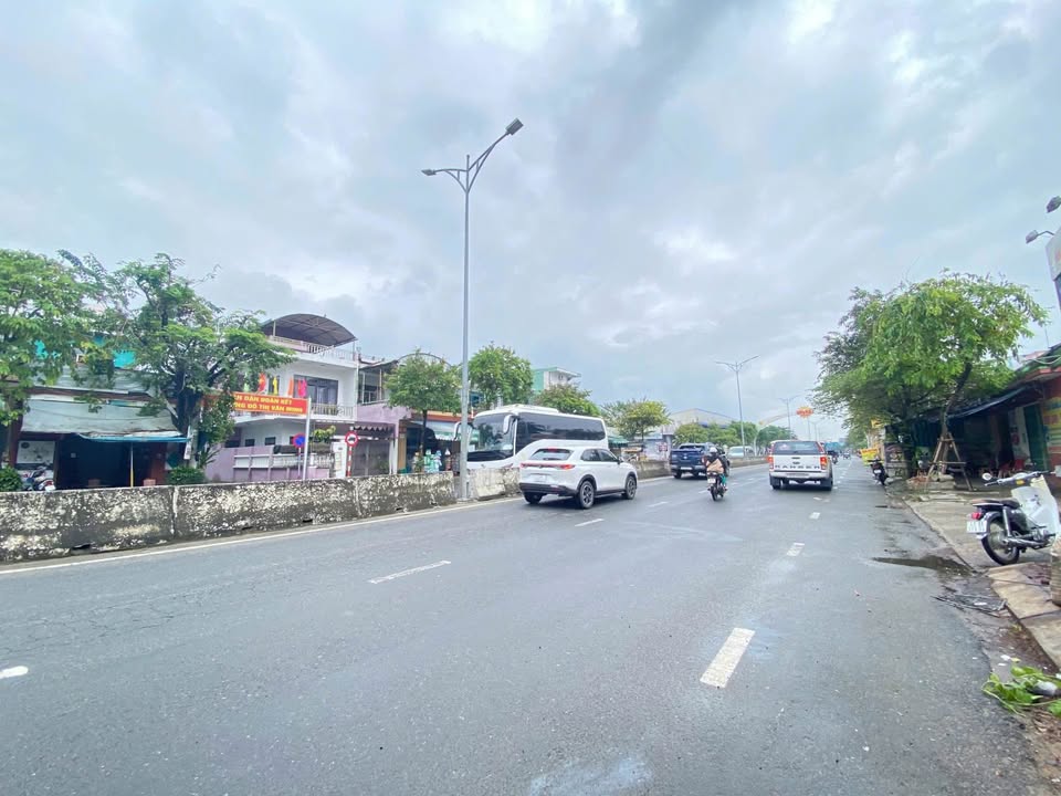 Đất đường trục lớn Hoàng Văn Thái rộng 26m, hè 6m