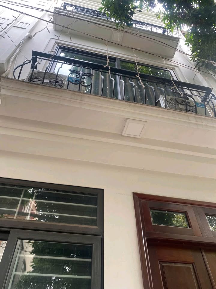 Cho thuê nguyên căn 4 tầng x 35m2 đầu ngõ 56 Thạch Cầu, Long Biên, giá 8 triệu/tháng