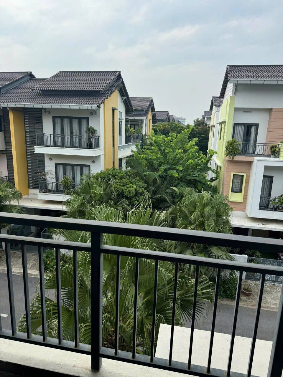 Bán gấp nhà 3 tầng diện tích 75m2 tại Centa Vsip Bắc Ninh, giá 5.35 tỷ