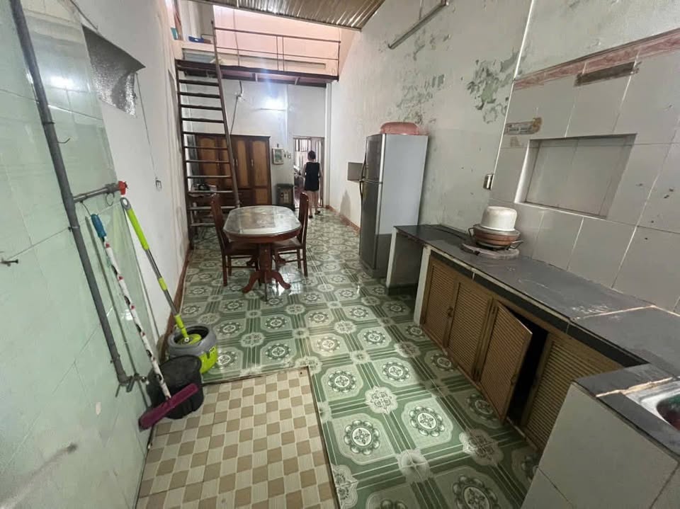 Bán nhà 2 tầng trung tâm phường Nguyễn Thái Học, Yên Bái, gần chợ, trường học, ô tô đỗ cửa, giá 1.1 tỷ