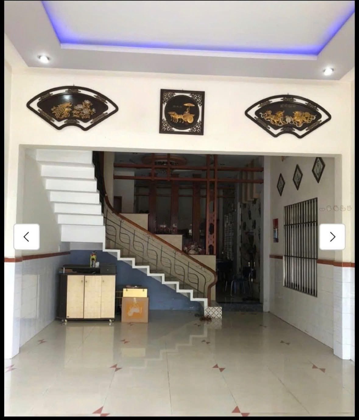 Bán nhà mặt tiền đường Trần Hưng Đạo, Quy Nhơn, nhà xây còn mới, vào ở ngay được, có chỗ để vừa xe ô tô 7 chỗ