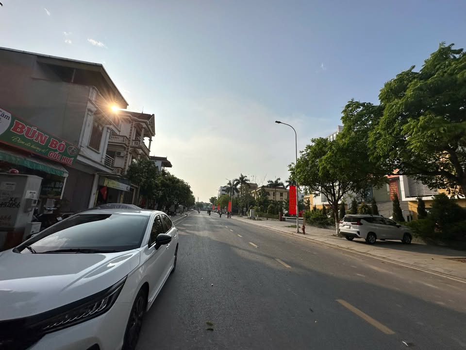 Bán đất mặt tiền 5m, 98m2, kinh doanh đắc địa tại Phạm Văn Đồng, Vĩnh Yên