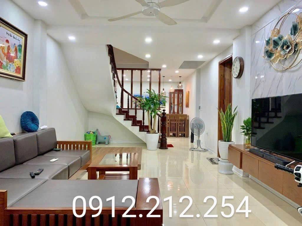 Xuân Thủy - Nhà phân lô, thiết kế hợp lý, ô tô đỗ cách nhà 10m, gần các trường đại học lớn