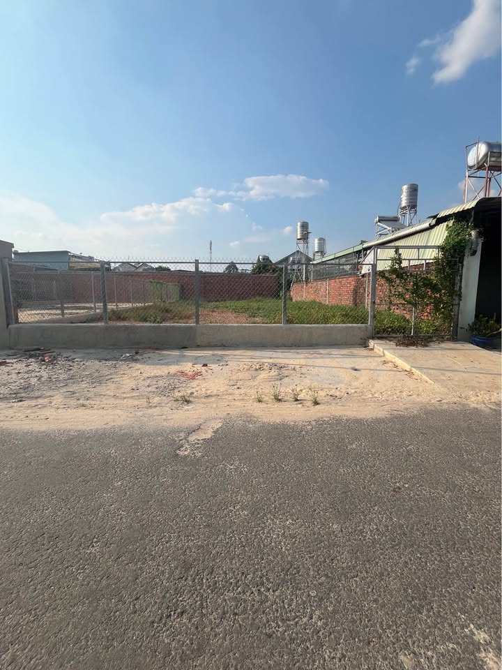 Bán đất thổ cư 240m2 mặt tiền 10m, gần trường Trưng Định, Quận 7