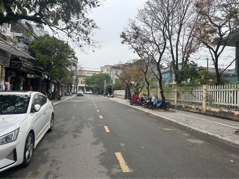 Đất mặt tiền đường Lê Viết Lượng, trung tâm Huế, diện tích 162m2, hướng Đông Nam, giá 9 tỷ