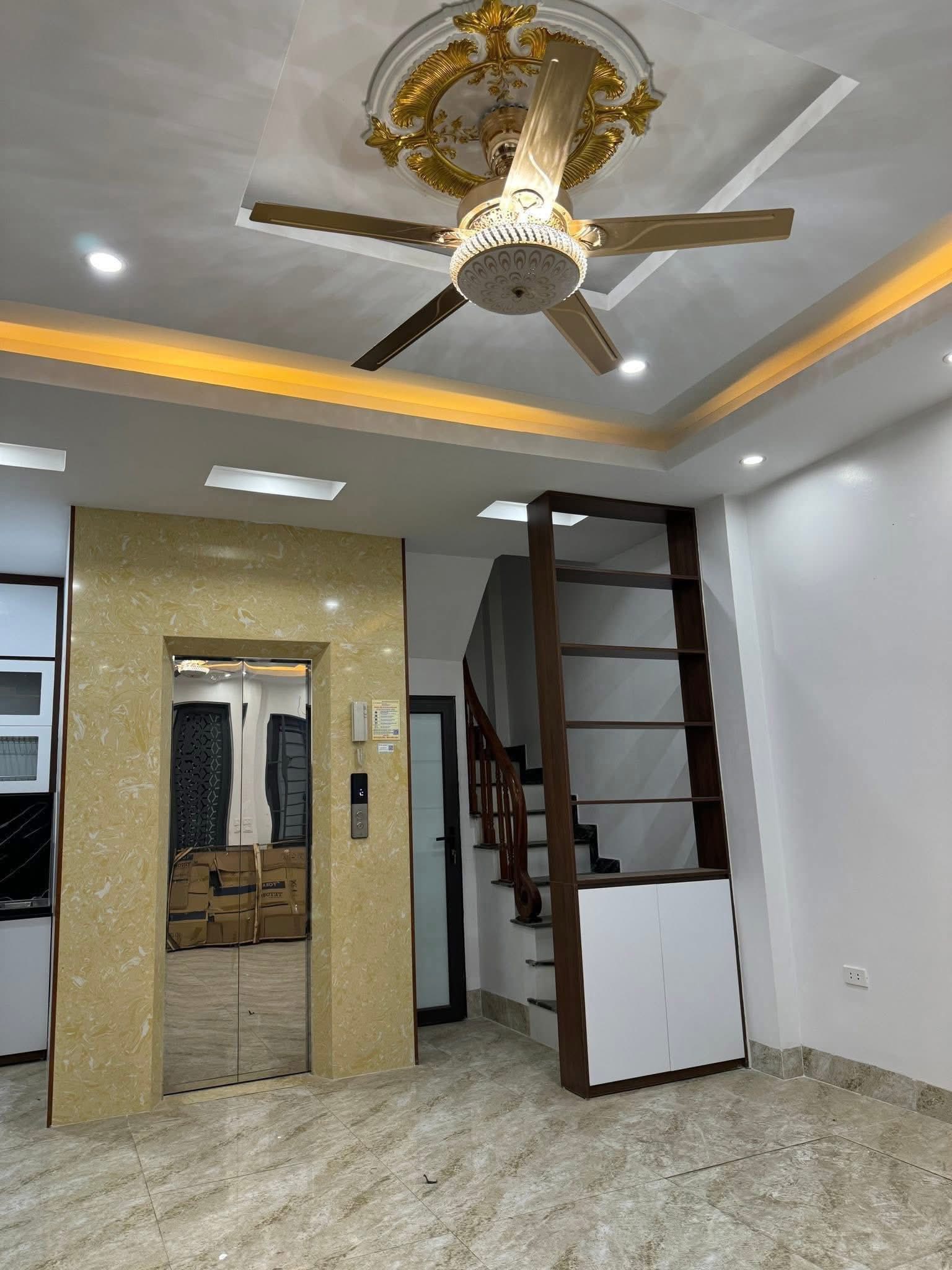 Nhà 5 tầng có thang máy, ô tô tránh, gần 42.6m² tại Tứ Liên, Nam Từ Liêm