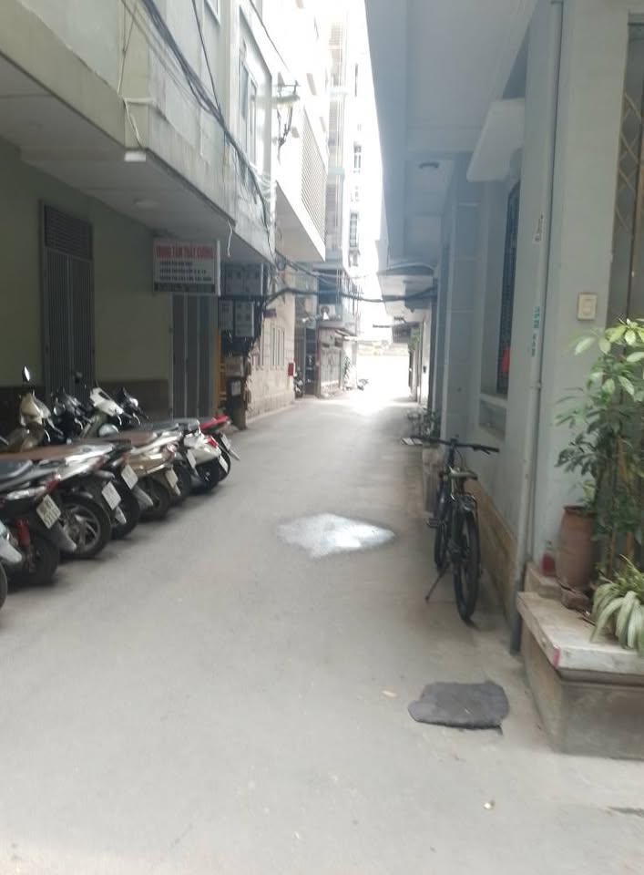 Bán nhà Trần Quốc Hoàn, Cầu Giấy, 38m2, 5 tầng, 4 phòng ngủ, ô tô chạy quanh, gần các trường đại học lớn