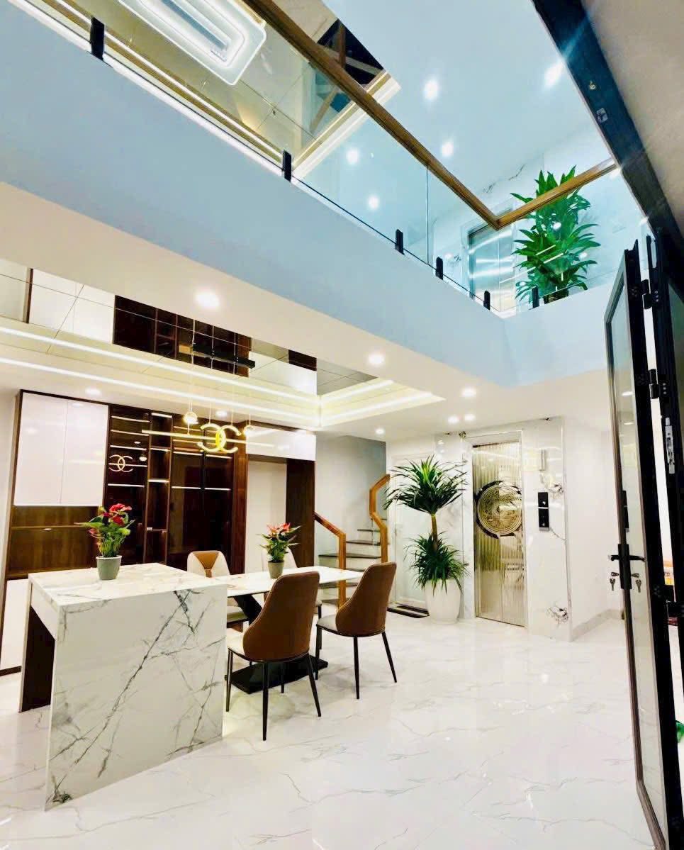 Ngã tư Sở nhà 6 tầng thang máy, ba gác đỗ cửa, tặng full nội thất