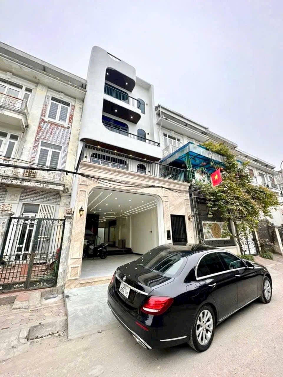 Biệt thự Long Biên phân lô, ô tô tránh, thang máy, full nội thất, giá hơn 16 tỷ