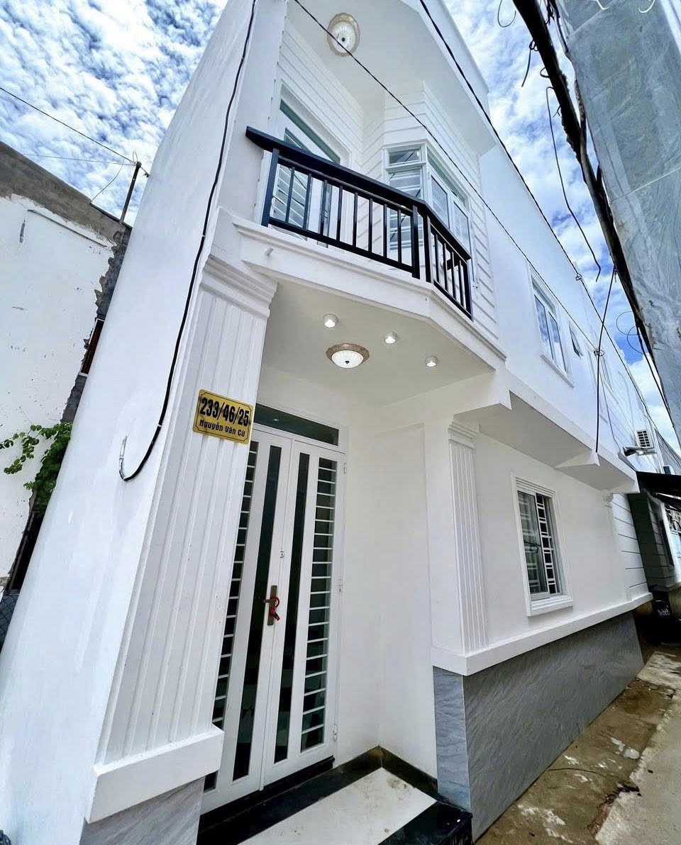 Nhà trệt lầu mới đẹp như hoa hậu, hẻm 311 Nguyễn Văn Cừ