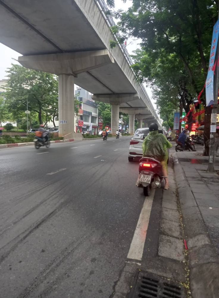 Nhà lô góc 5 tầng mới đón lộc, ngõ 68 Cầu Giấy ô tô tránh