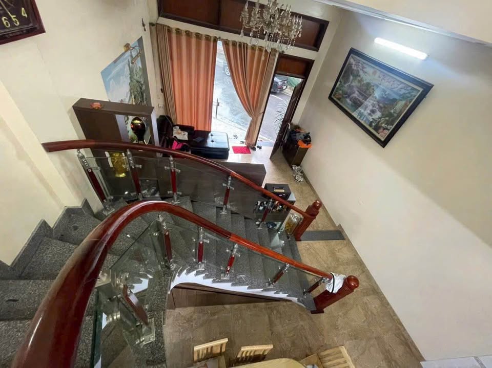 Nhà 3 tầng mặt đường Phú Hào - Vào ở ngay