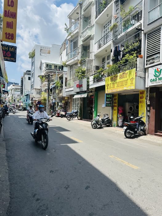 Nhà mới xây kiên cố, kết cấu 1 trệt, 1 lửng, 2 lầu, sân thượng