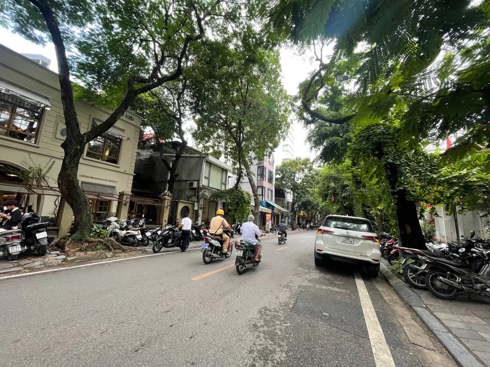 Bán nhà phố cổ Nguyễn Huy Tự, 4 tầng, 3 phòng ngủ, gần cầu Trần Hưng Đạo