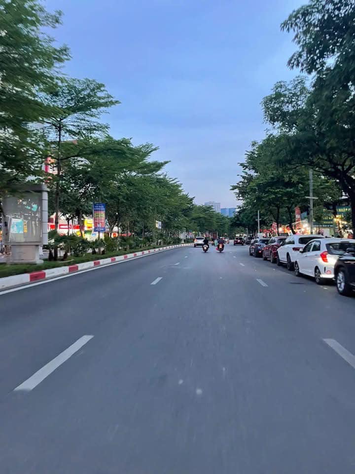 Tòa văn phòng 9 tầng phố Hoàng Quốc Việt, mặt tiền 5m, sổ đỏ vuông vắn