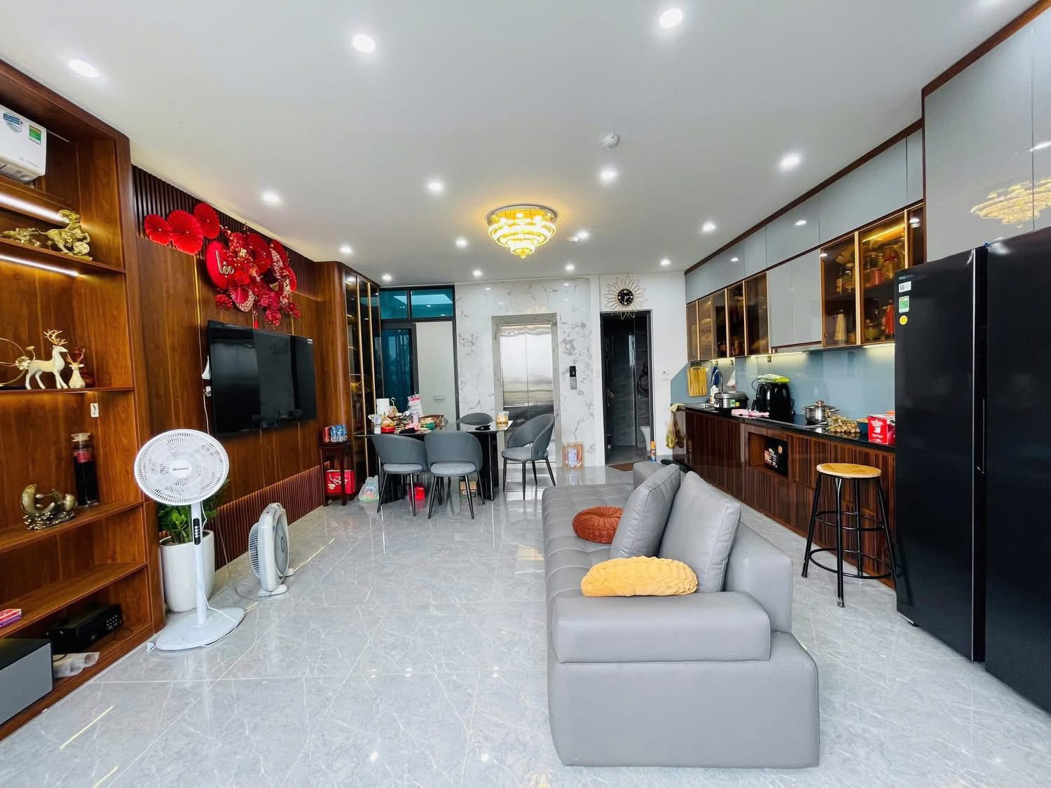 Nhà 5 tầng trung tâm Hai Bà Trưng, mặt tiền 4m, đầu tư sinh lời