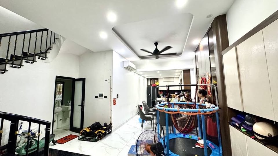 Chốt kèo ngay căn nhà phố Nguyễn Văn Huyên, Cầu Giấy - Ô tô đỗ cửa, nội thất long lanh, giá cực cháy