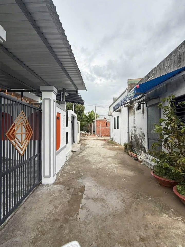 Nhà 98m2 Bến Tre, gần chợ, tặng full nội thất xịn sò