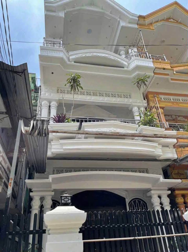 Nhà 3 tầng kiệt ô tô Đống Đa, sát Vincom Huế - Nội thất gỗ gõ hương cao cấp