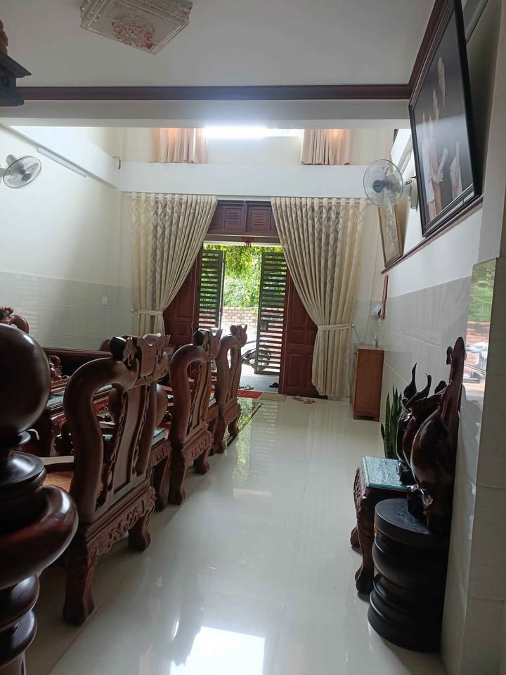 Nhà 3 tầng hẻm Tôn Thất Thuyết, Pleiku - Ô tô vào tận ngõ, nội thất gỗ tự nhiên xịn xò