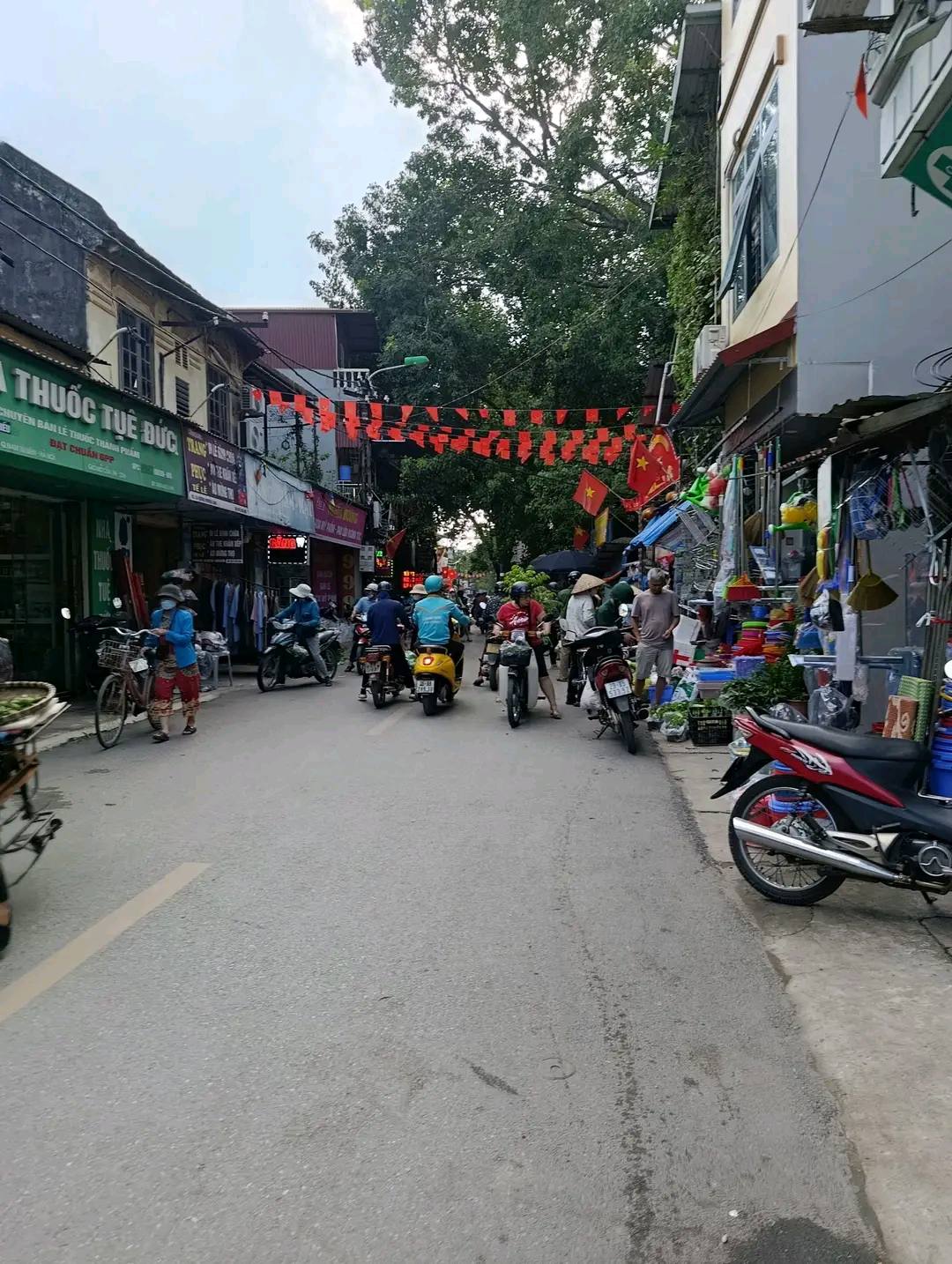 Nhà 7 tầng thang máy, ô tô vào nhà, ngõ thông tứ tung, chỉ 50m ra mặt phố