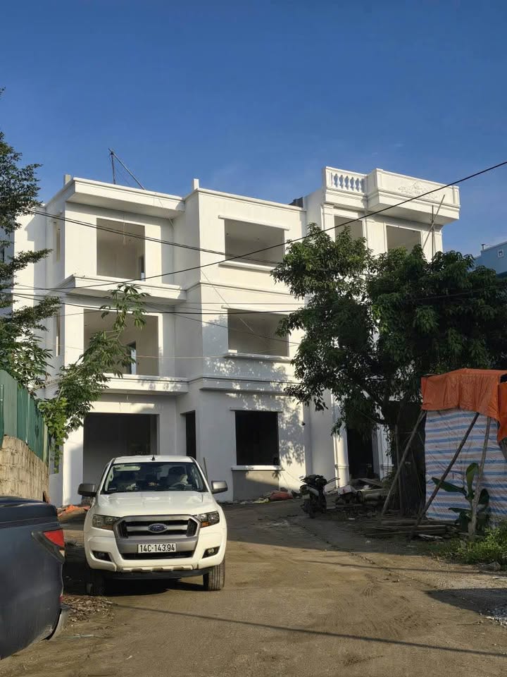 Bán nhà 3 tầng khu Cấp Cứu Mỏ Hà Tu, Hạ Long, mặt tiền 6m, ô tô đỗ cửa, gần Cầu Trắng C8, giá 2 tỷ