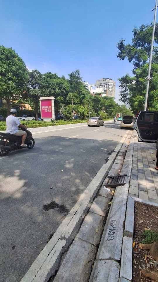 Mặt phố Lạc Long Quân, Tây Hồ - Kinh doanh đỉnh, vỉa hè rộng