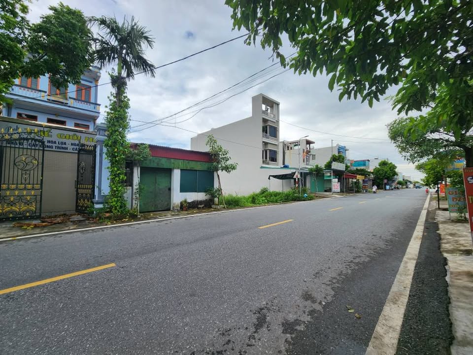 Bán gấp nhà 3 tầng mặt tiền đường Minh Khai, Vũ Thư - Kinh doanh đỉnh, nở hậu tài lộc, giá chỉ 3 tỷ