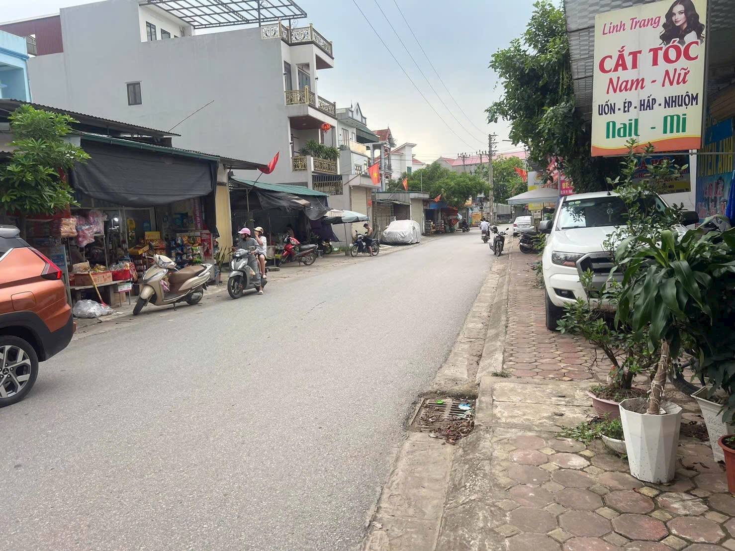 Bán đất Xuân Thủy, Hà Nội - 382m2, mặt tiền 14m, gần chợ và trường học