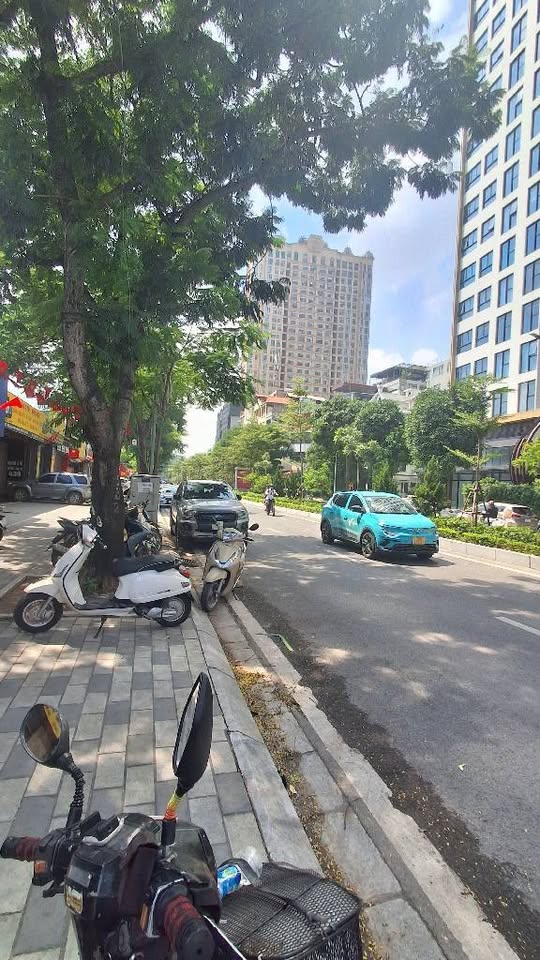 Bán đất vuông vắn 52m2, mặt tiền 4m đường Lạc Long Quân, Tây Hồ, gần hồ Tây, giá 8.35 tỷ