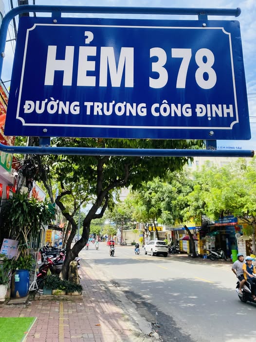 Bán đất nở hậu, tặng kèm nhà, đường rộng 6m, giá chỉ 7.9 tỷ