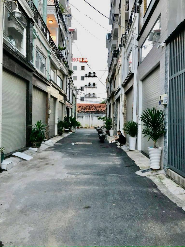 Nhà 2 tầng ngay cổng sân bay Tân Bình, 95m2, nở hậu