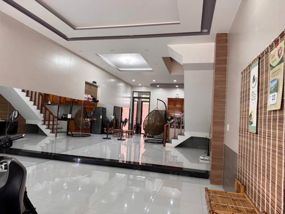 Nhà 1 trệt 1 lầu đối diện công viên - Nét cổ điển giữa lòng Long Tâm