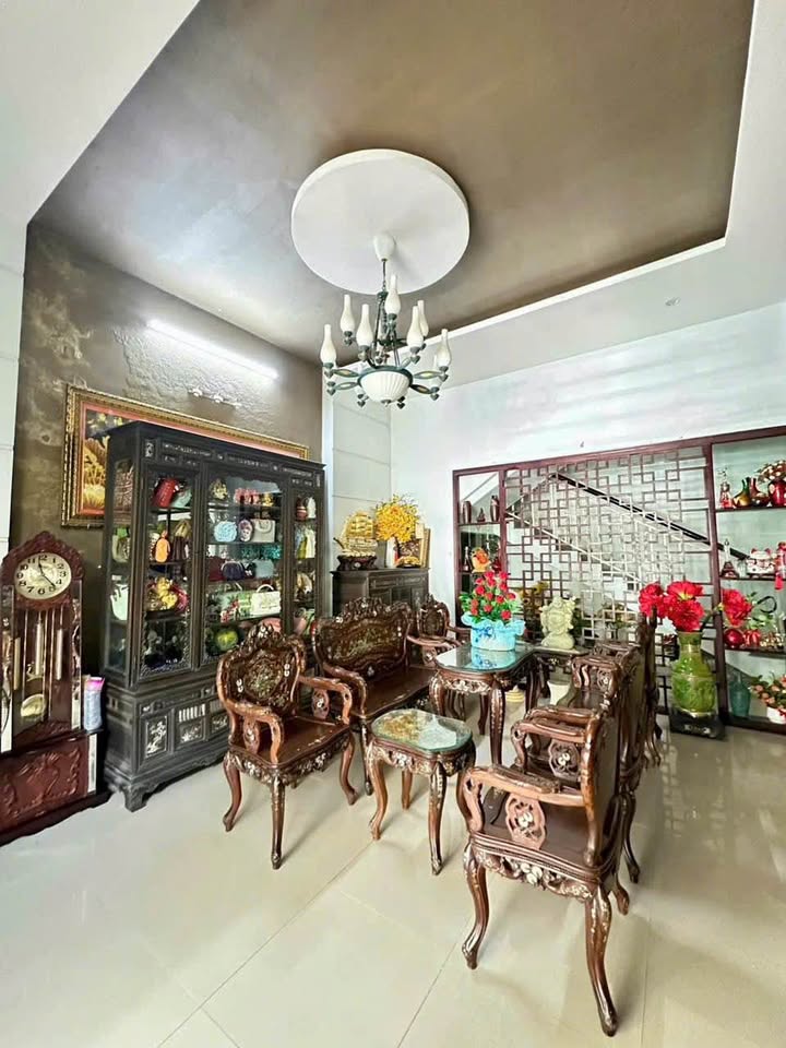 Nhà 3 tầng mặt tiền kinh doanh đắc địa, 126m2 ngay Quảng Trường Nhà Thi Đấu