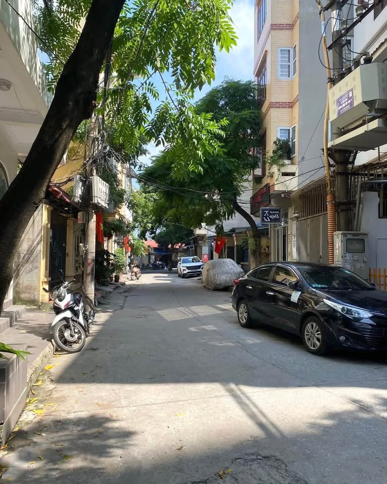 Bán nhà Cầu Giấy, 5 tầng, nội thất đẹp, gần Học viện Quốc Phòng, ô tô tránh