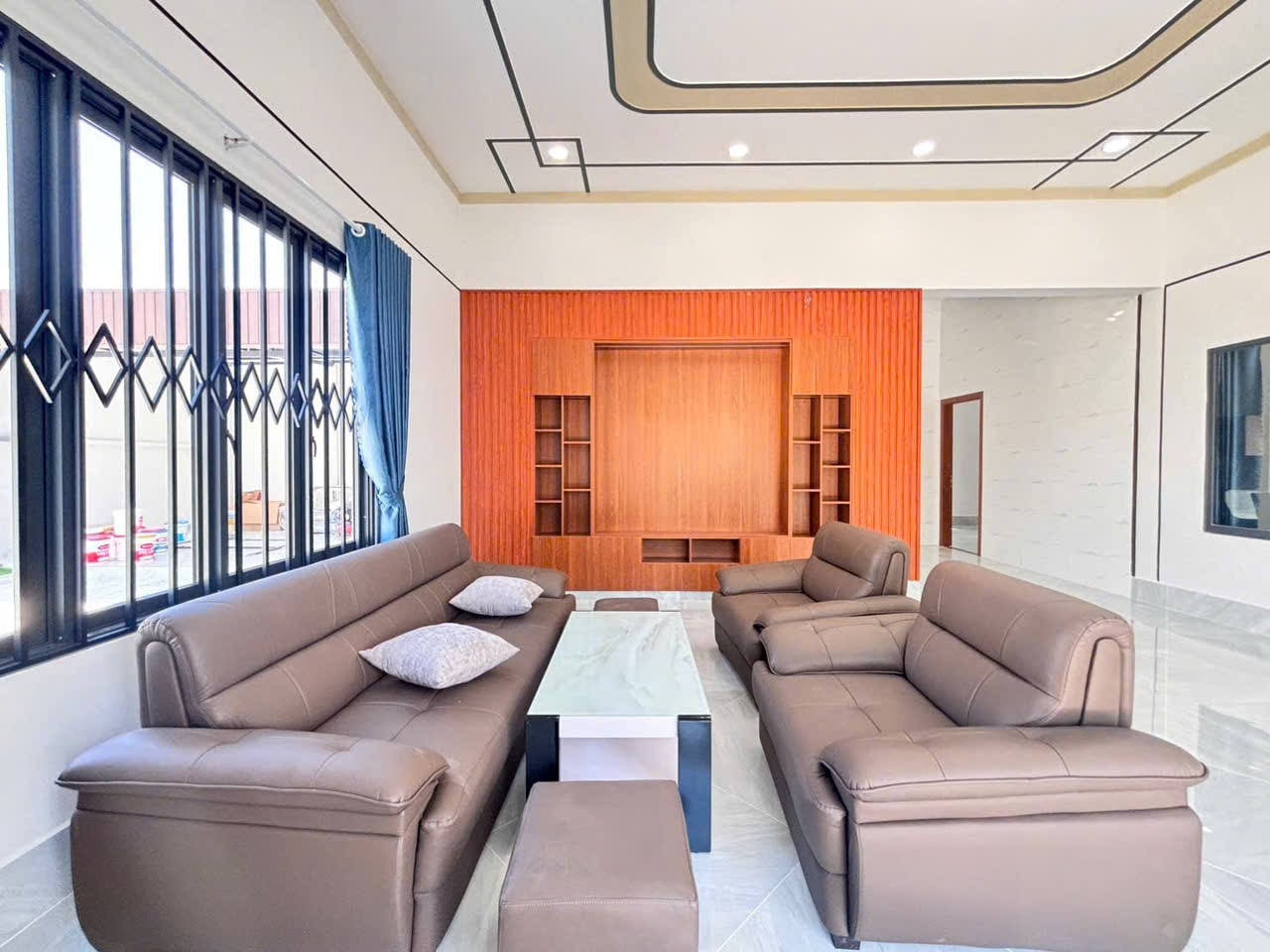 Nhà vườn mới xây, đủ chỗ đỗ xe hơi, sẵn nội thất xịn