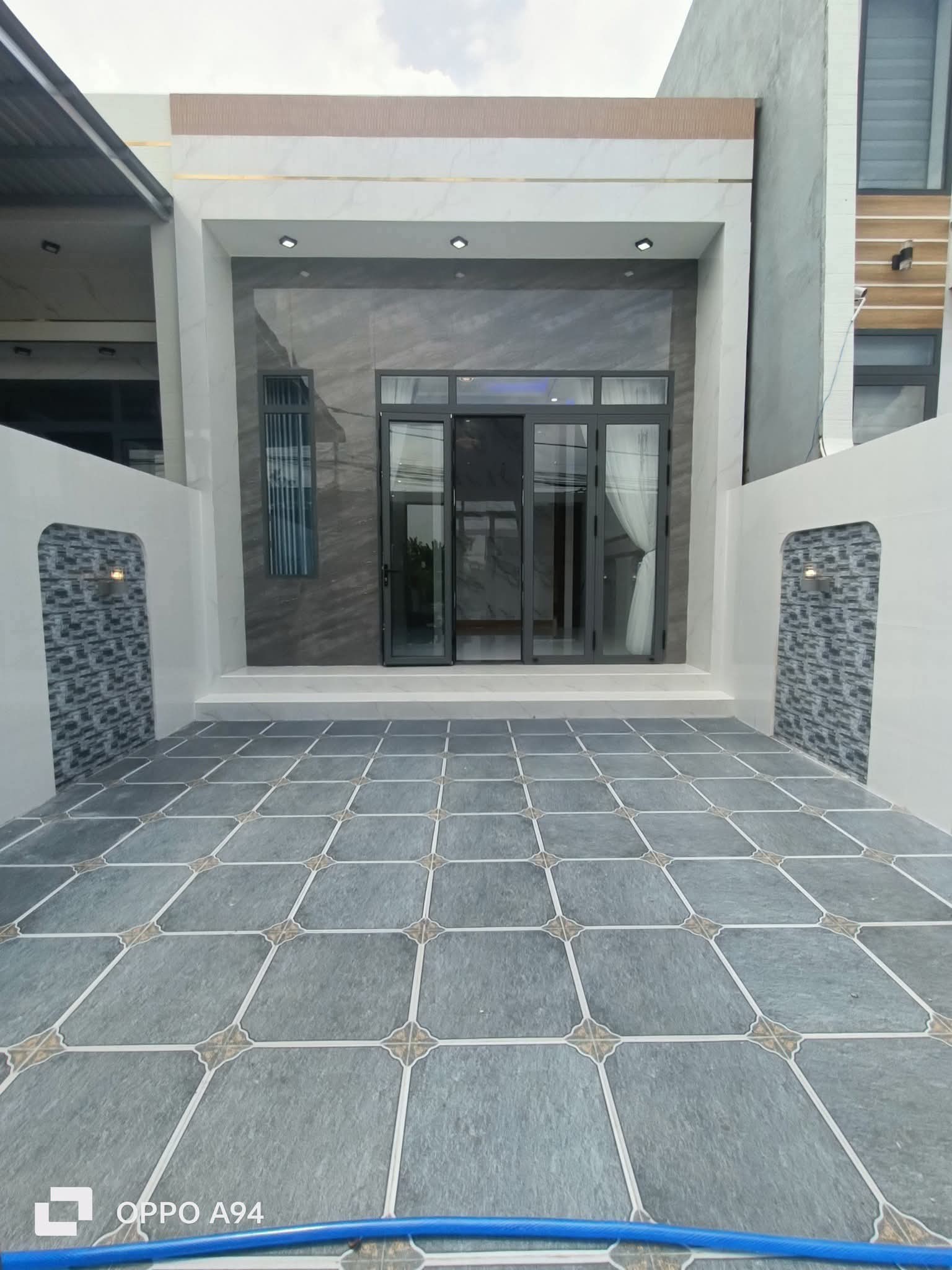 Nhà mới xây gần chợ Long Hải, đường ô tô, sổ riêng, giá 2.1 tỷ