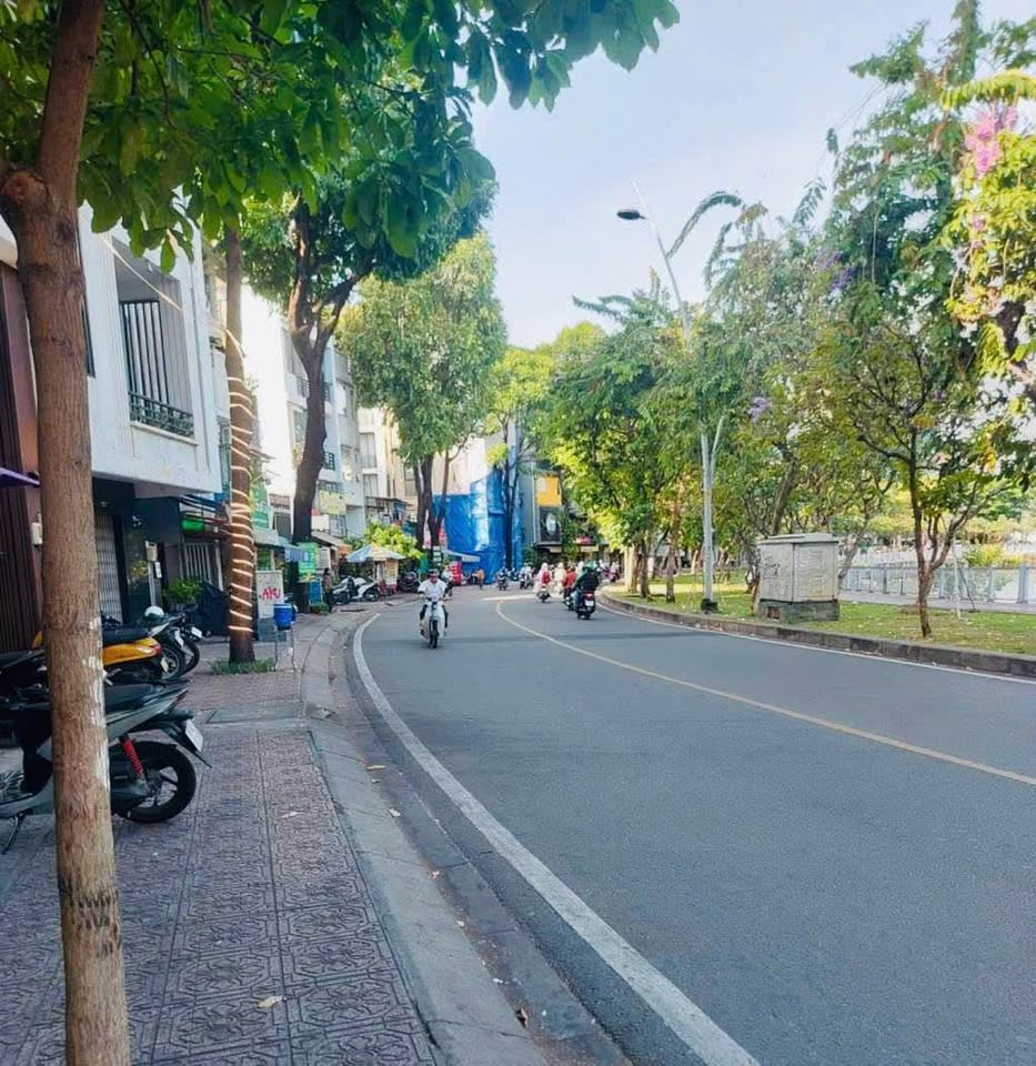 Nhà mặt tiền Trường Sa, Phú Nhuận - Kinh doanh đỉnh, vỉa hè rộng, giá tốt