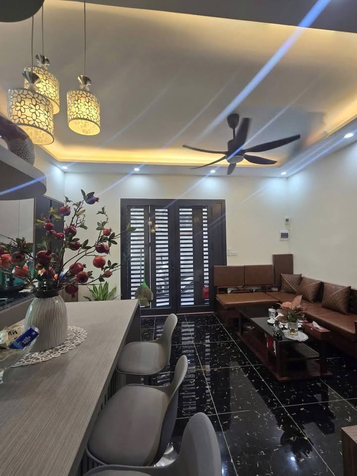 Nhà đẹp 3 tầng full nội thất, ô tô đỗ cổng - Trung tâm Quảng An, Tây Hồ