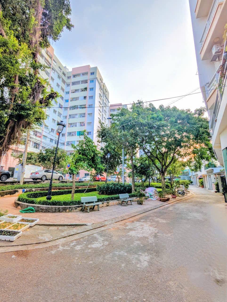 Nhà 77m2 mặt tiền 5m - Hẻm xe hơi rộng thoáng, gần công viên