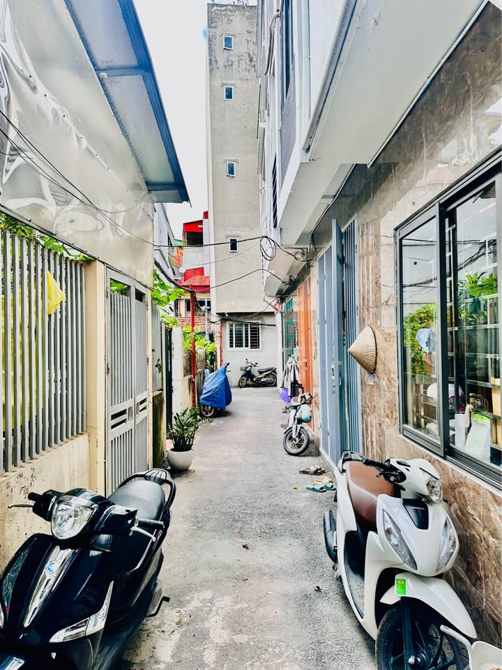 Nhà Hoàng Mai 6 phòng ngủ, ba gác đỗ cửa, vài bước chân là ô tô