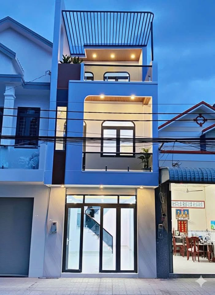 Nhà hiện đại mặt tiền công viên Nguyễn Tất Thành - Long Xuyên